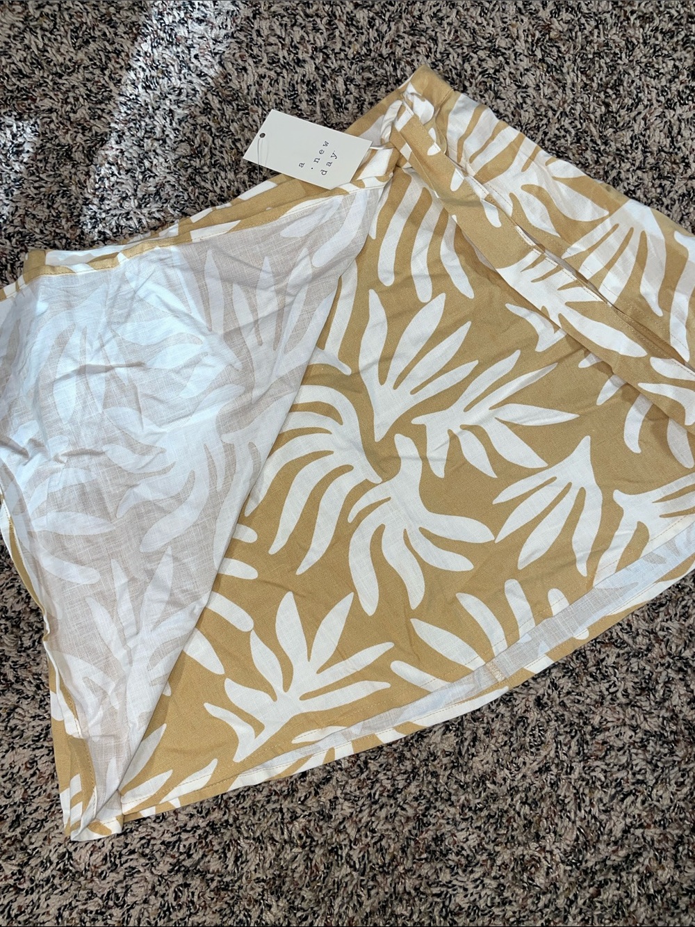 a new day Tan and White Leaf-Print Tie-Waist Mini Skirt Var Sizes | NWT - Picture 3 of 5
